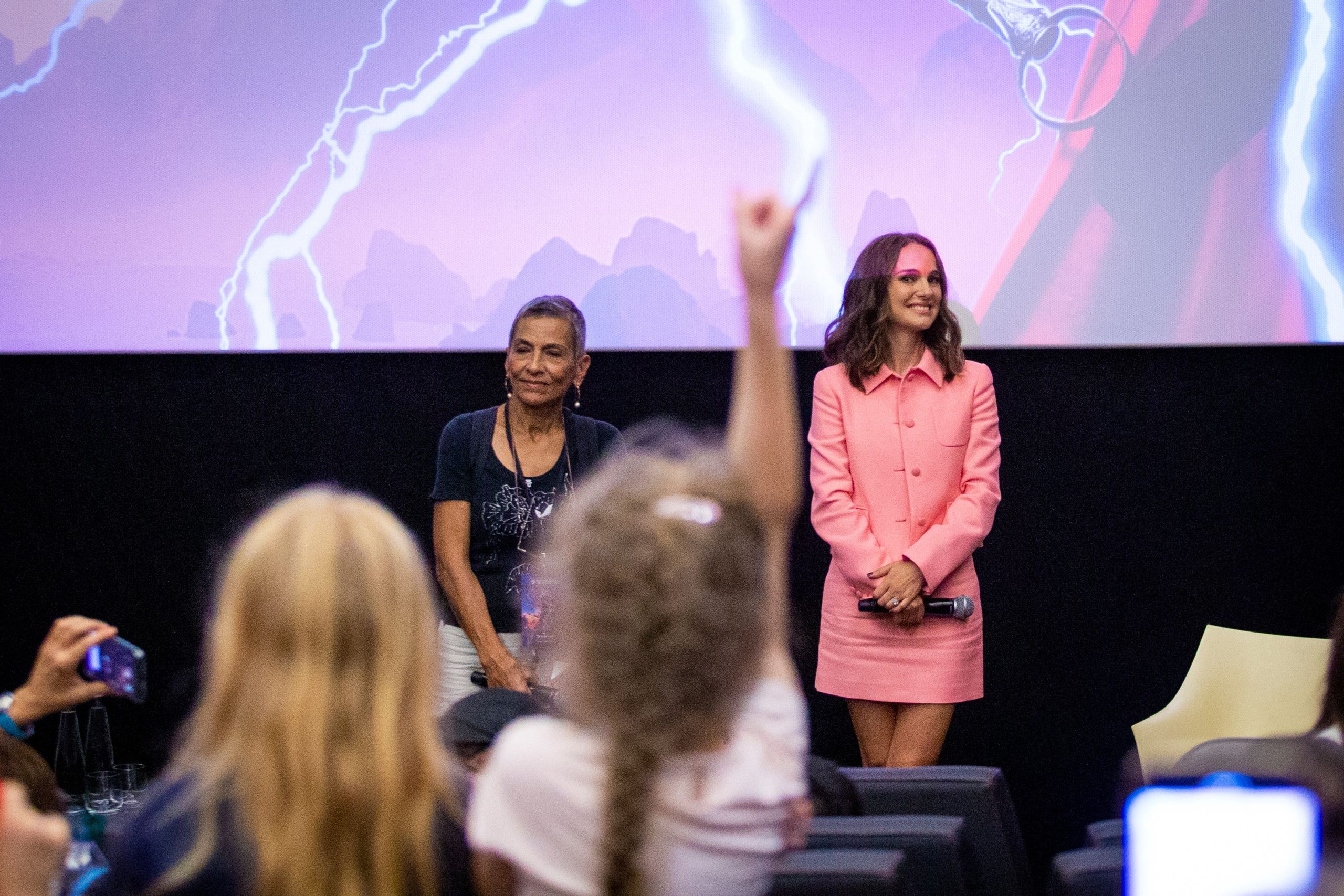 "Thor: Love And Thunder", Natalie Portman sorprende il pubblico a Roma per l'uscita del nuovo film Marvel Studios