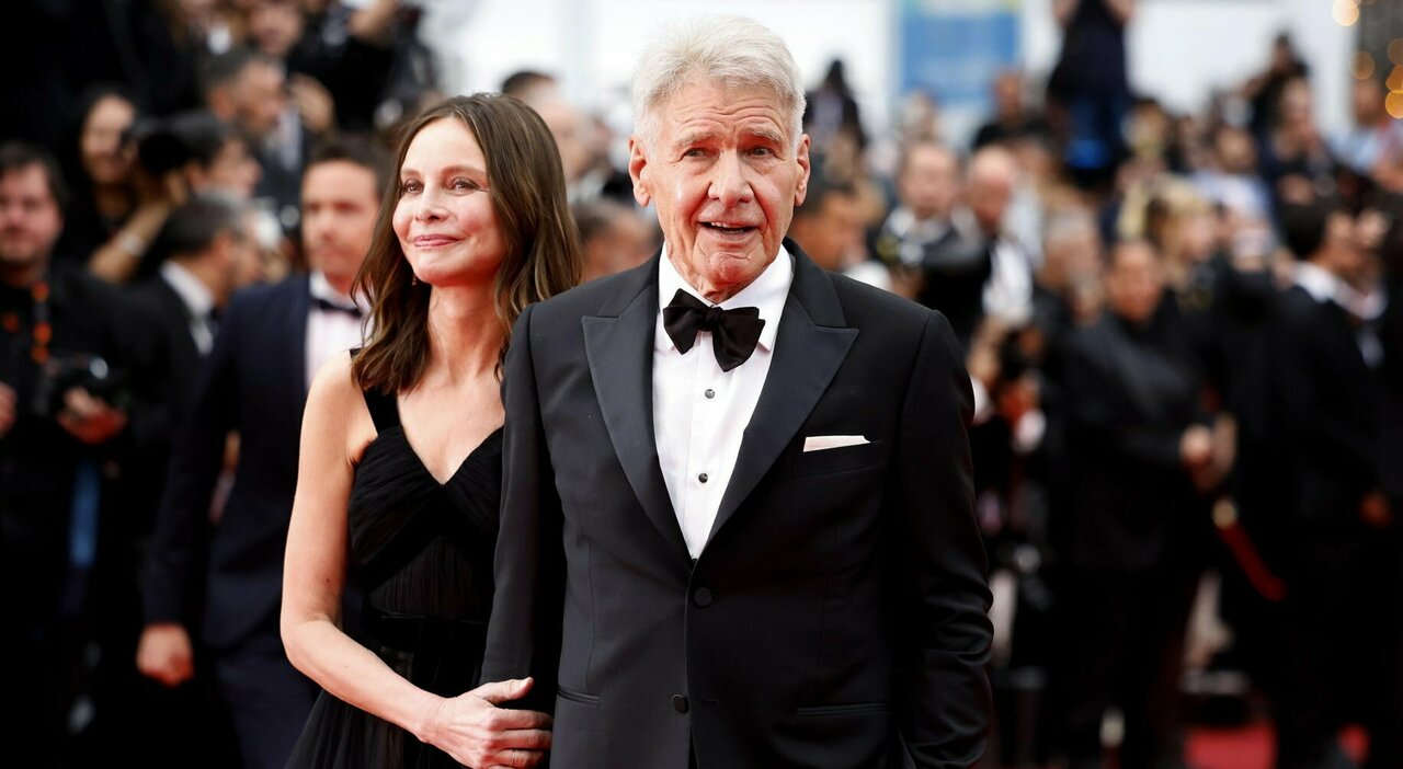 Cannes 76, la Croisette ai piedi di Indiana Jones: Harrison Ford al passo d'addio tra gli applausi
