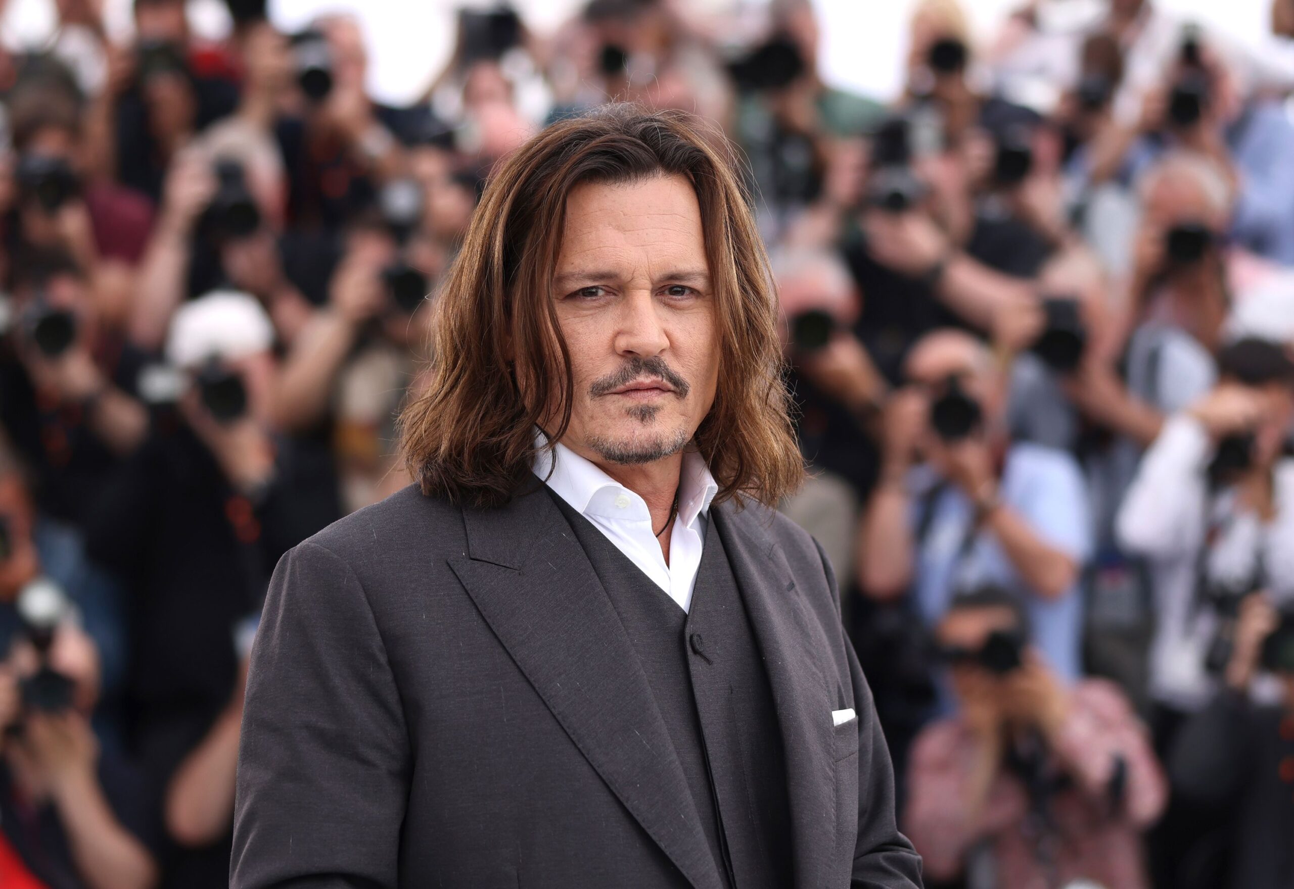 Cannes 76: applausi per Johnny Depp, Michael Douglas mattatore