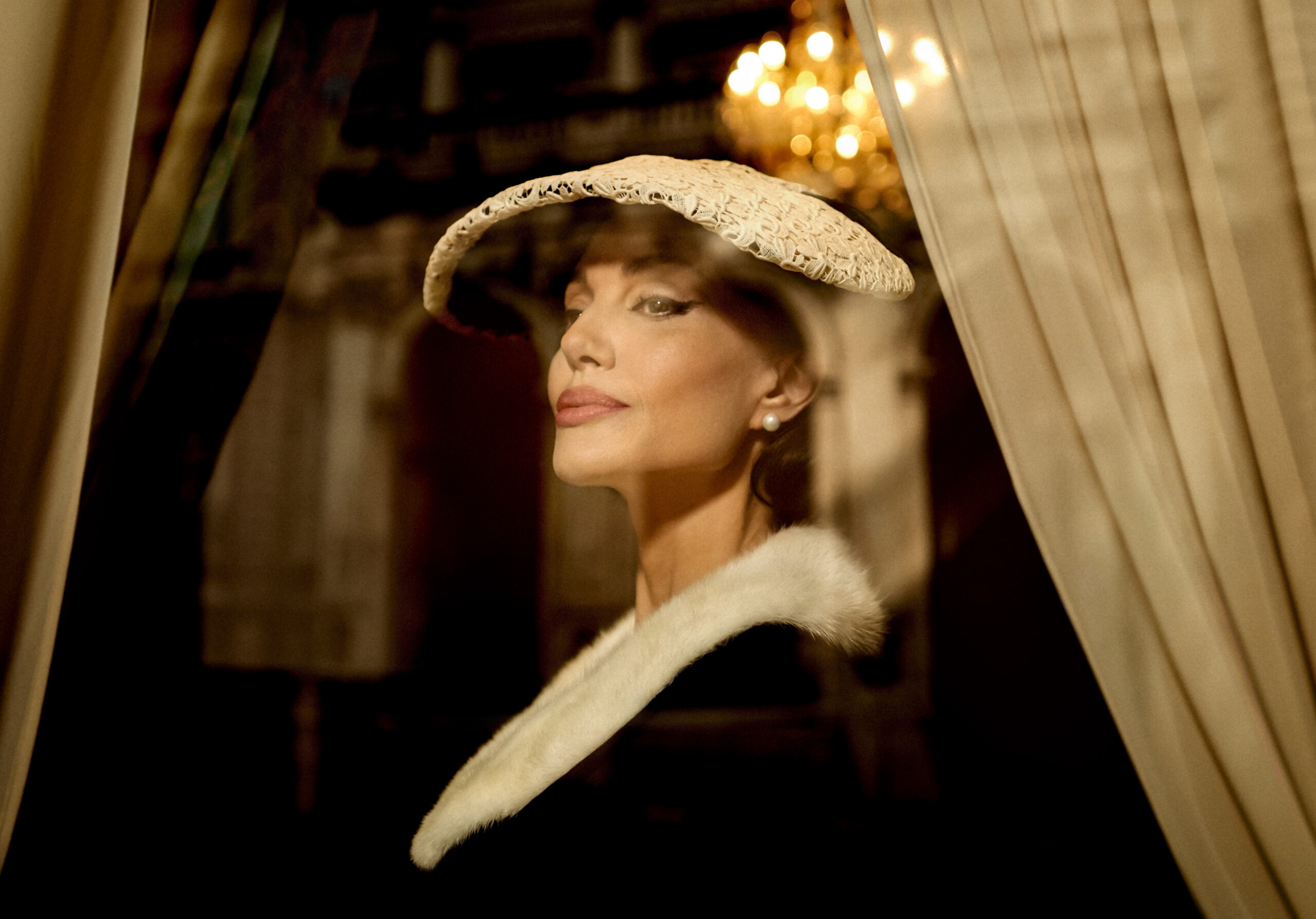Svelati i primi scatti di Angelina Jolie nel ruolo di Maria Callas nel film “Maria” di Pablo Larraìn